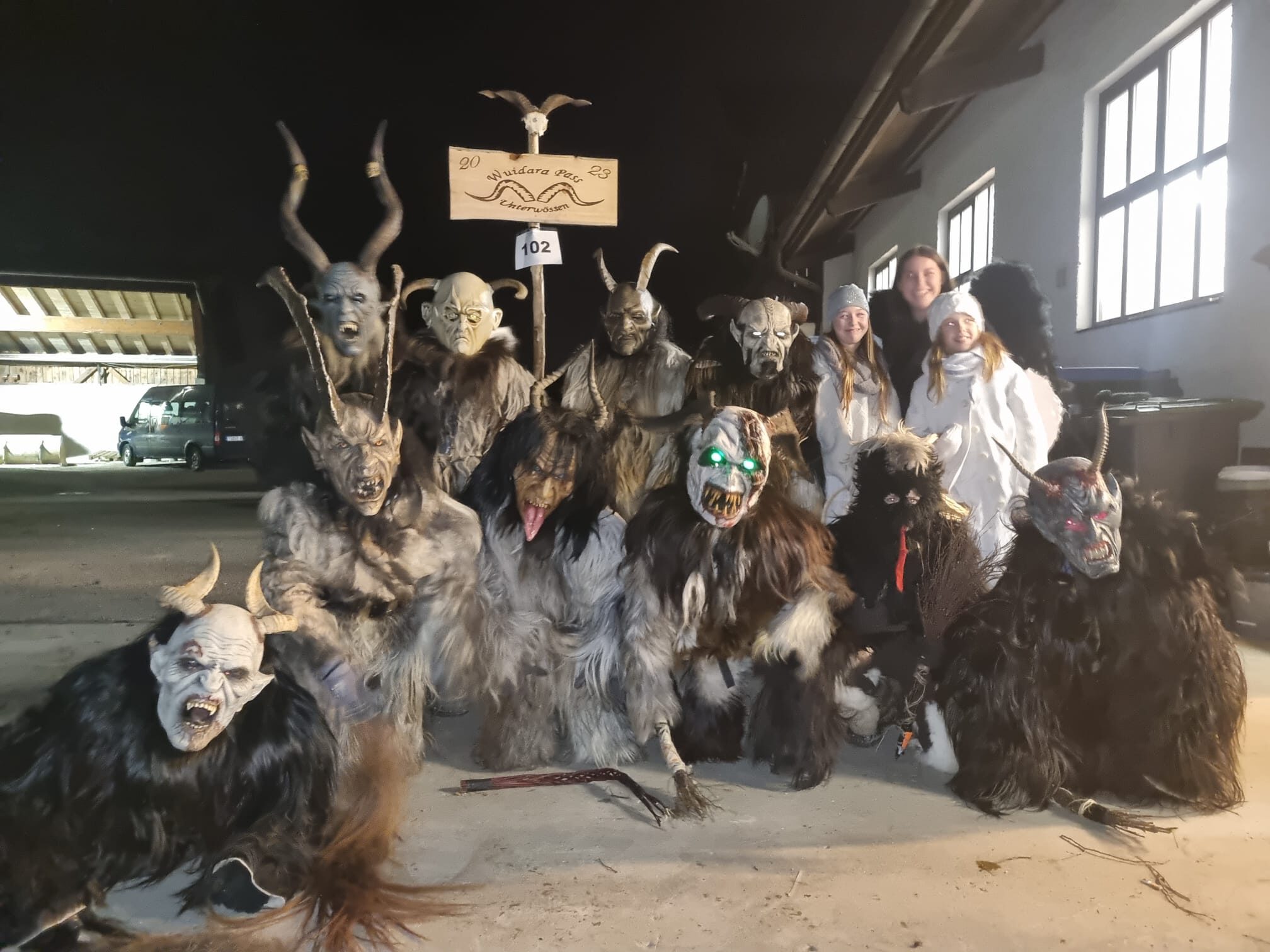 Die Wuidara Pass mit Krampusmasken und Engeln
